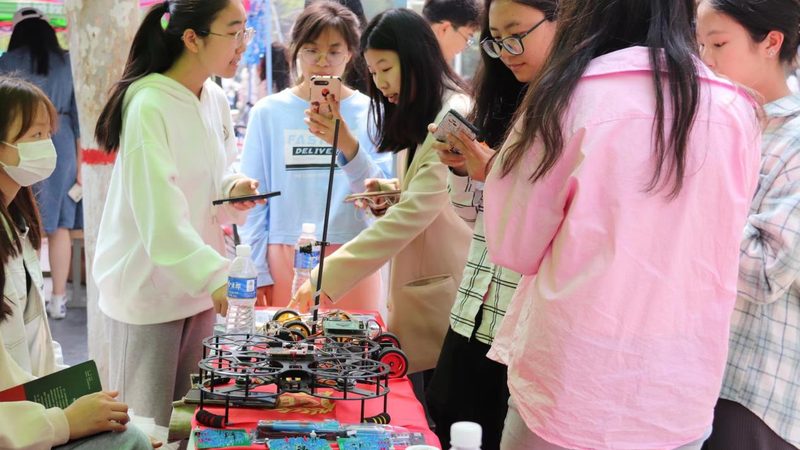 网络安全风险主要包括网络攻击、恶意软件、钓鱼攻击等。中小企业应关注以下方面：